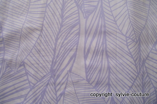 Coupon de tissu en coton blanc et lilas
